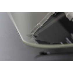 Klares Hybridglas auf dem Glasobjektträger eines Profilprojektors schützt vor Kratzern