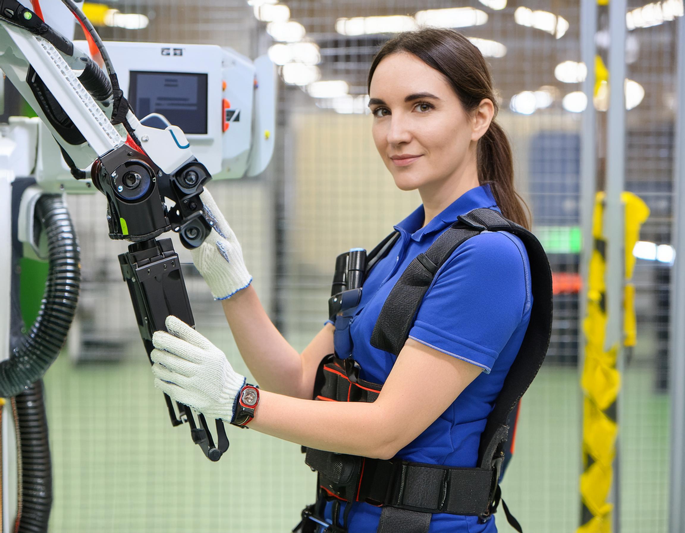 Exoskelett unterstützt Mitarbeiterin bei der Arbeit in der Industrie